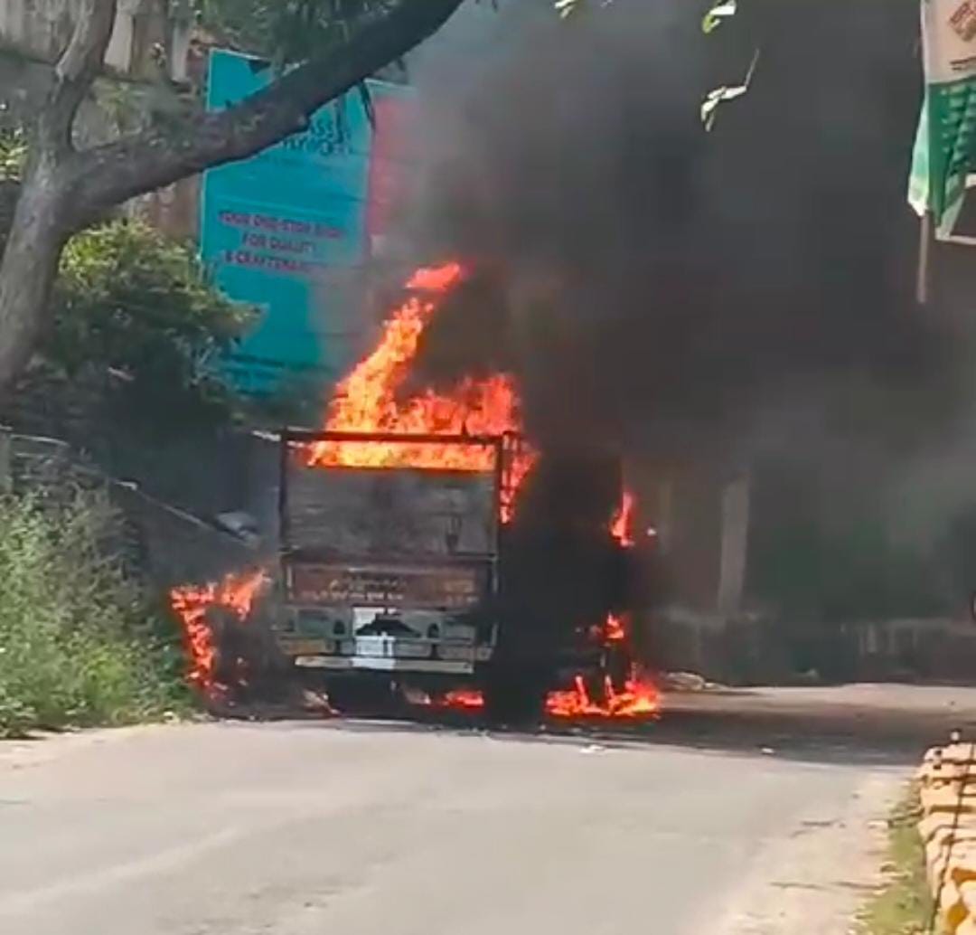 ✍️✍️रानीबाग में चलते ट्रक में लग गई अचानक आग।  ट्रक ड्राइवर और हेल्पर ने ट्रक से कूदकर बचाई अपनी जान👉🔥🔥