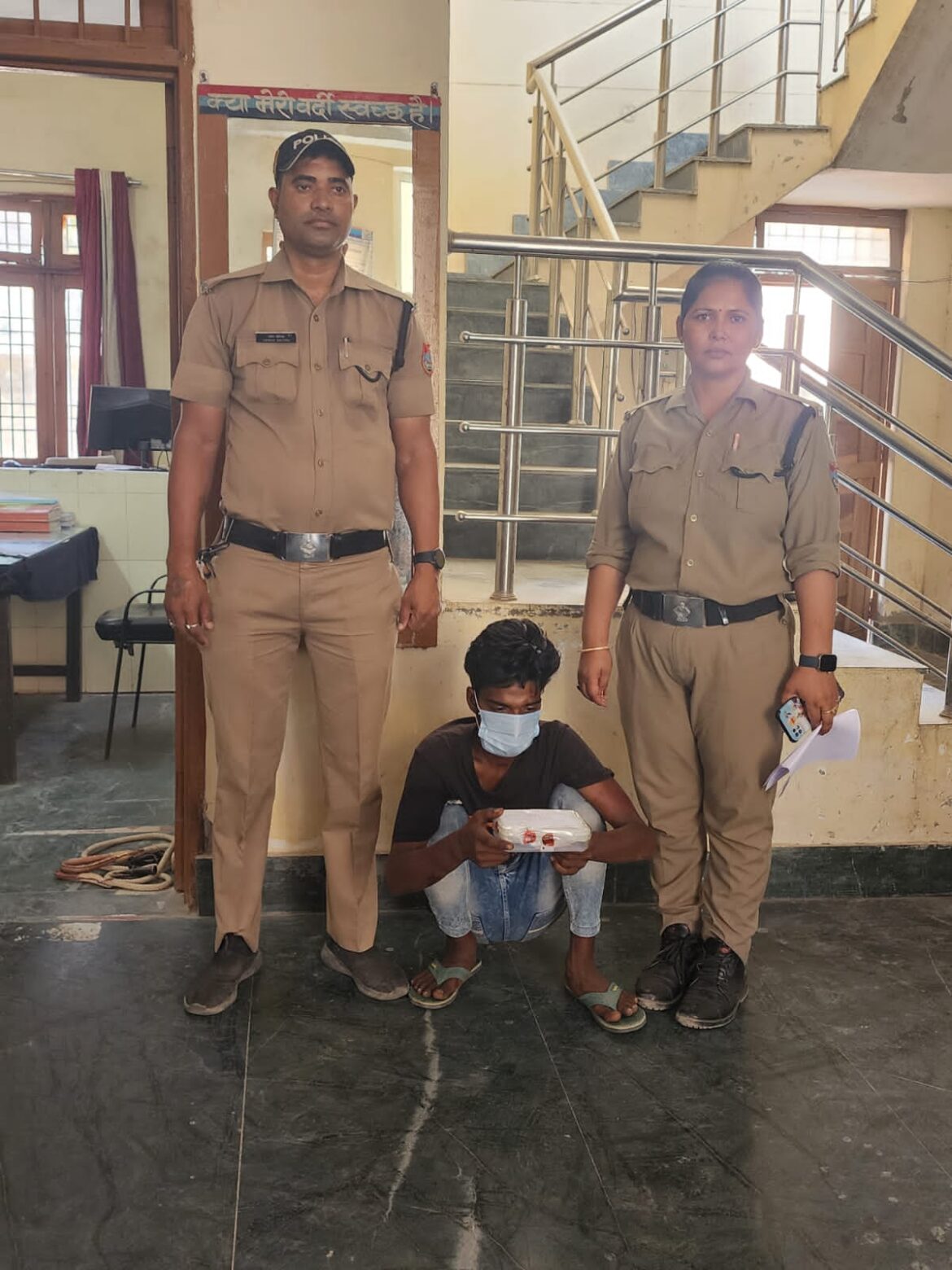 ✍️✍️अवैध स्मैक में के साथ एक युवक को पुलिस ने किया गिरफ्तार नशाखोरों के विरुद्ध पुलिस की लगातार कार्रवाई👉