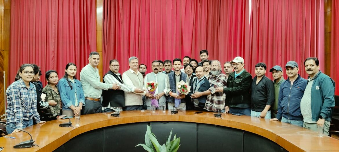 ✍️पत्रकारों की सुरक्षा के लिये पत्रकार सुरक्षा कानून, राष्ट्रीय पत्रकार रजिस्टर और मीडिया काउंसिल बनाने के लिए संघर्षरत है। रास बिहारी  नव नियुक्त प्रदेश महासचिव डॉ नवीन जोशी का किया गया स्वागत👉