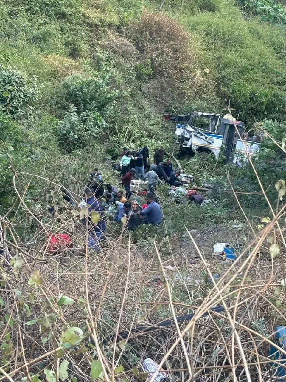 ✍️ब्रेकिंग न्यूज़। नैनीताल भीमताल के बोहराकुन के पास एक बस खाई में जा गिरी जिसमें 3 लोगों की मौत व 2दर्जन के आसपास घायल हो गए। रेस्क्यू अभियान शुरू👉