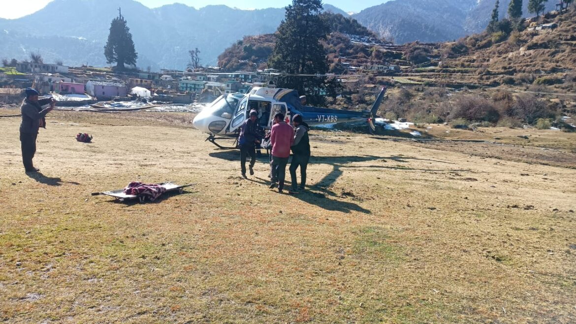 ✍️, मुख्यमंत्री के सराहनीय प्रयासों से पैरालाइज मरीज हैली एंबुलेंस से पहुंचा अपने दूरस्थ गांव डुमक।👉