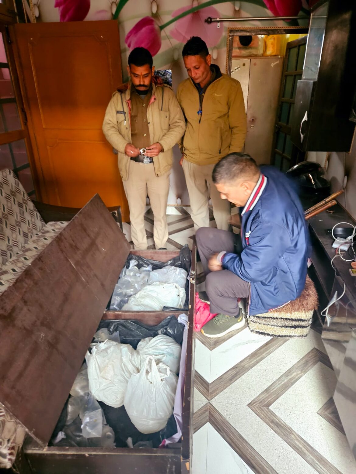 ✍️बच्चे मन के सच्चे वाली कहावत हुई सिद्ध। मां को किया आबकारी टीम के हवाले👉