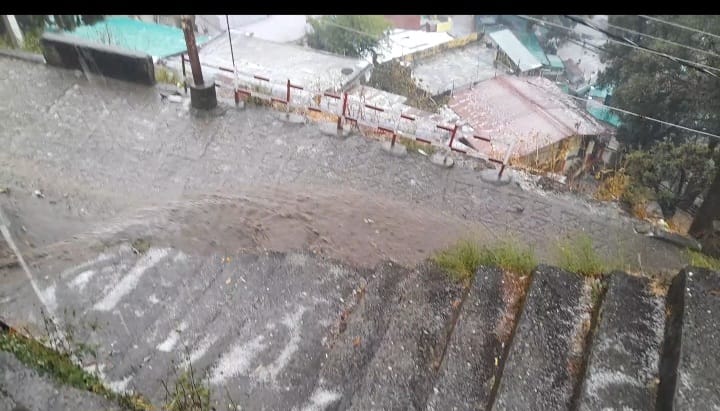 ✍️देर रात तेज हवाओं के साथ लगातार मूसलाधार बारिश व ओलावृष्टि से जन जीवन अस्त व्यस्त👉