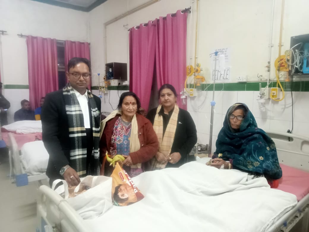 ✍️मौसम परिवर्तन के चलते मरीजों की संख्या में हुआ इजाफा। जिला न्यायालय की मुख्य प्रशासनिक अधिकारी रेनू पन्त ने अपने पति स्व नवल किशोर की याद में मरीजों को बांटे फल व बिस्कुट👉