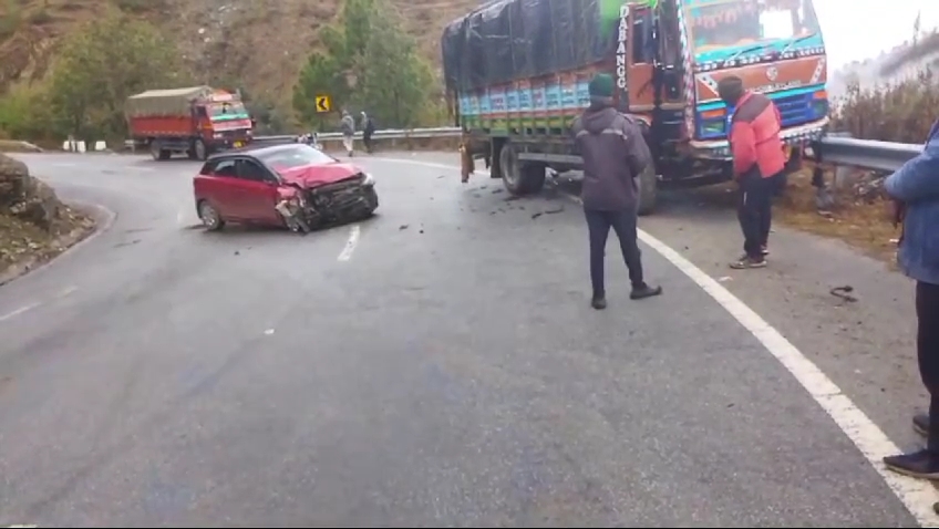 ✍️लोहाघाट-पिथौरागढ़ हाईवे पर कैंटर और कर की जोरदार भिड़ंत एक ही परिवार के चार लोग हुए घायल👉