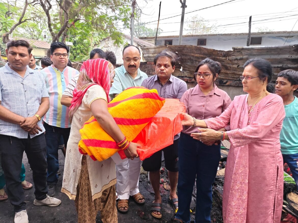 ✍️जिला प्रशासन ने टनकपुर अग्निकांड पीड़ित व्यापारियों को तहसीलदार पिंकी आर्या के नेतृत्व मे पहुंचाई राहत सामग्री👉