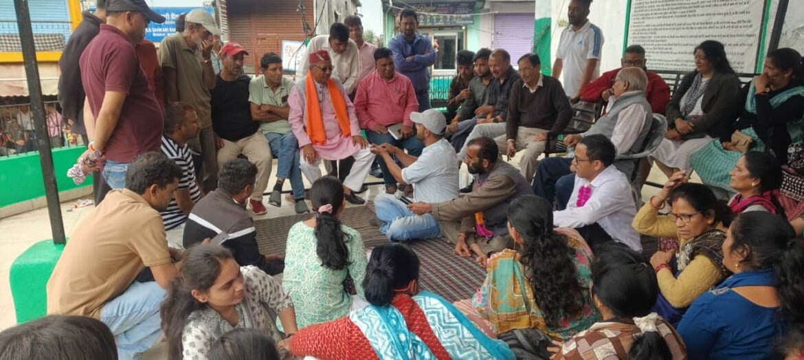 ✍️बेरीनाग में आंदोलनकारियों से वार्ता विफल, विधायक समेत अधिकारियों को लौटना पड़ा  तीन सूत्रीय मांगों को लेकर क्रमिक अनशन दूसरे दिन भी जारी👉