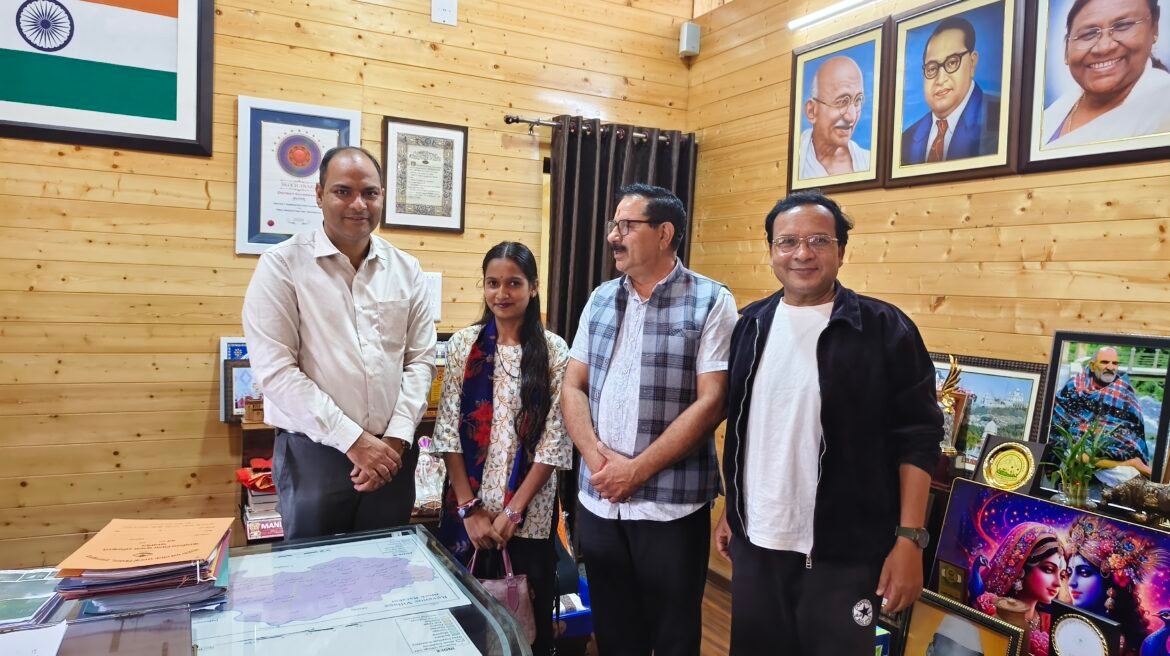✍️सांस्कृतिक दलों ने भुगतान की मांग को लेकर जिला अधिकारी को सौंपा ज्ञापन, जल्द भुगतान का मिला आश्वासन👉