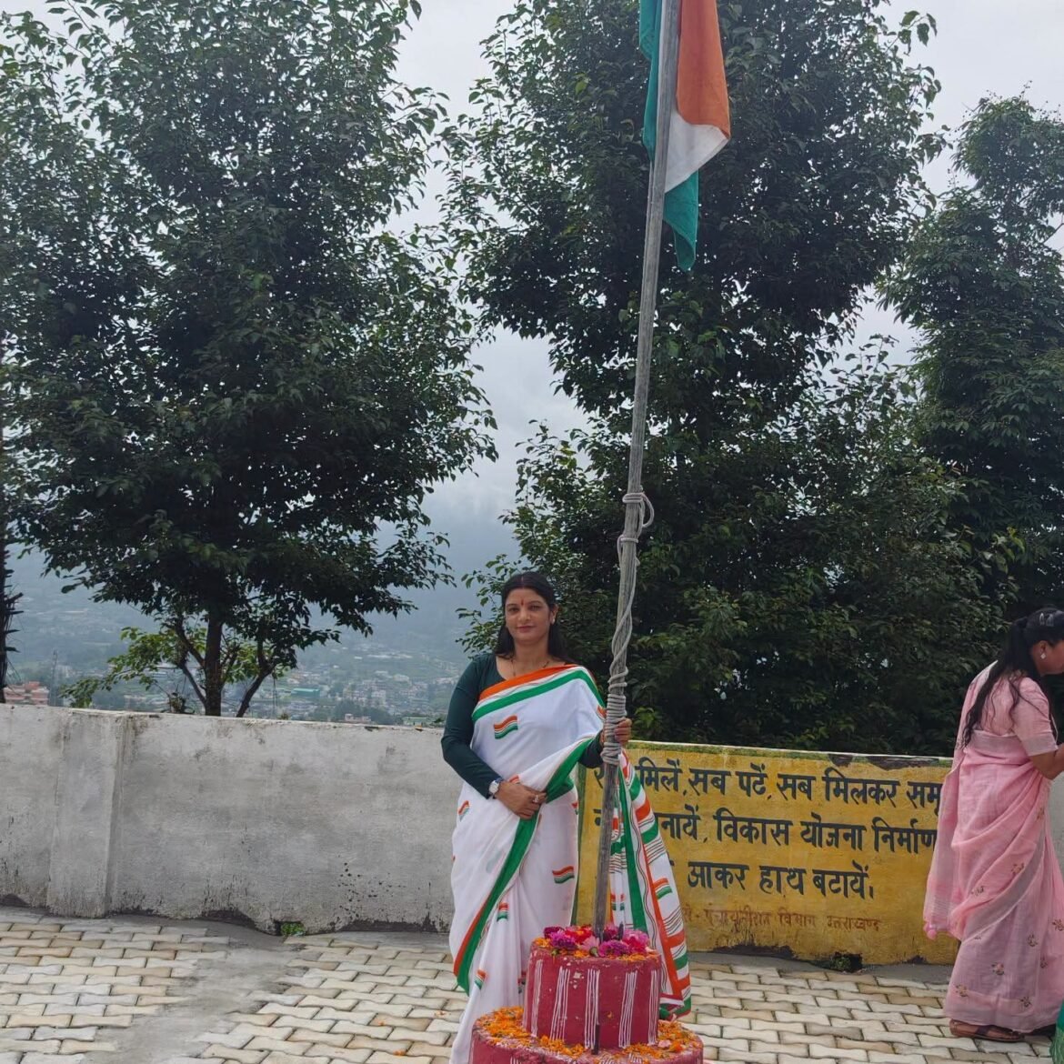 ✍️विकासखंड चंपावत में ब्लॉक प्रमुख अंचला बोहरा ने किया ध्वजारोहण👉