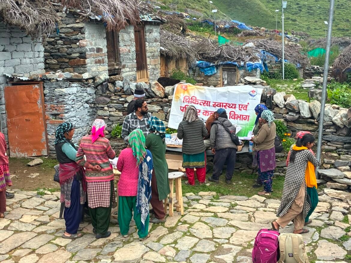 ✍️बीमार ग्रामीणों की सूचना पर हेली से रालम पहुंची मेडिकल टीम, खराब मौसम में पांच दिन गांव में डटी रही     70 ग्रामीणों का स्वास्थ्य परीक्षण कर बांटीं निशुल्क दवाइयां, 7 अगस्त को पहुंची टीम की 11 अगस्त को हुई वापसी👉