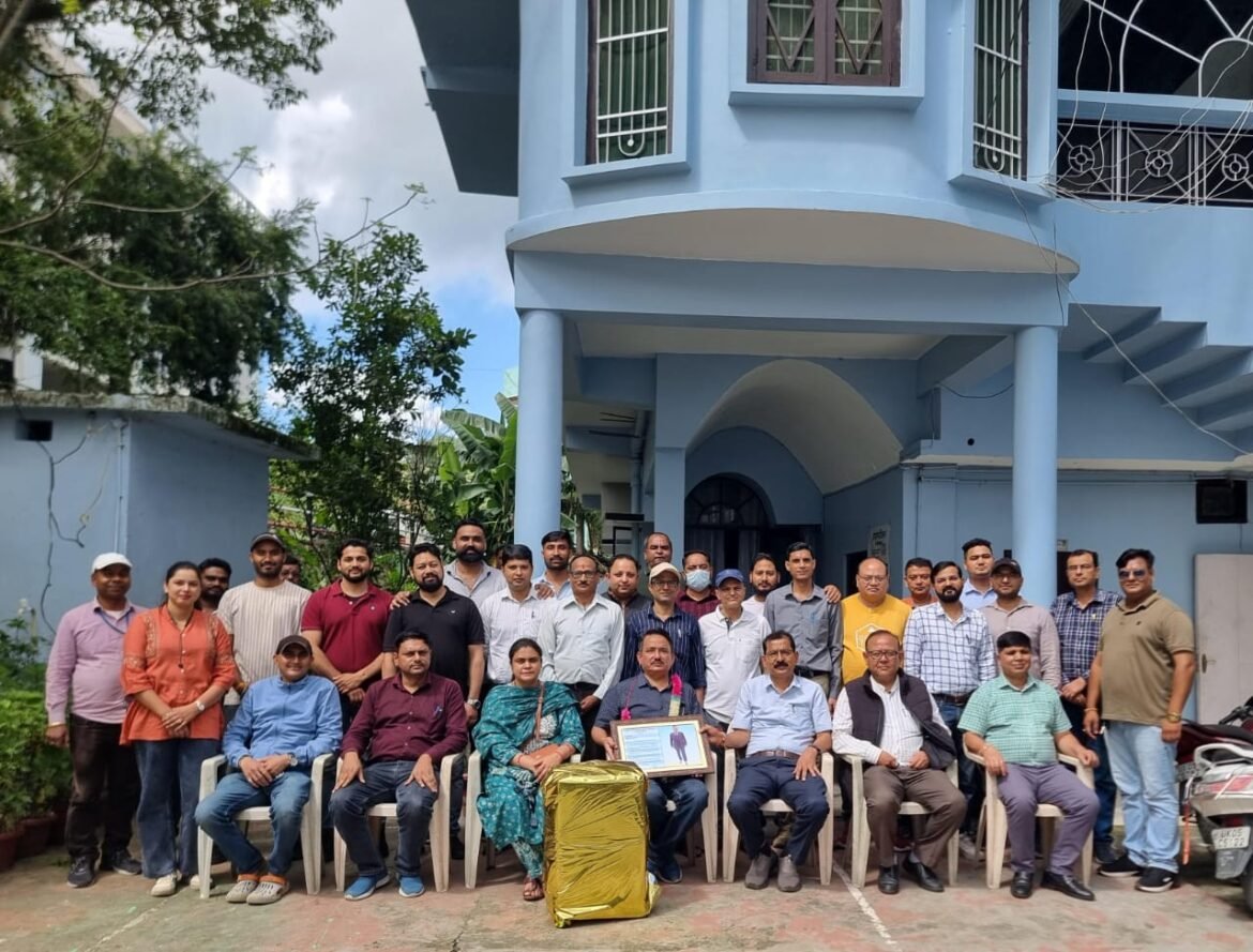 ✍️मुनस्यारी में 16 साल की सेवा के बाद प्रताप हुए सेवानिवृत्त     विदाई समारोह में सहकर्मियों ने साझा किए अनुभव, सीएमओ ने योगदान को सराहा👉